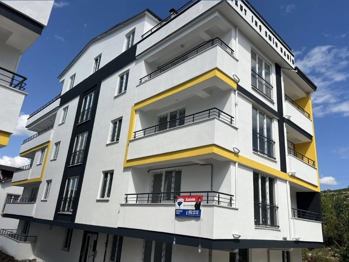 Hatipköy 28 Kuruçeşme konut projesi, beyaz cephe ve sarı balkon bantları