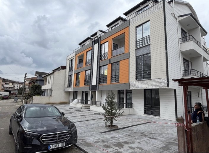 Kartepe Ertuğrul Gazi 9 dairelik konut binası, turuncu ve gri cephe